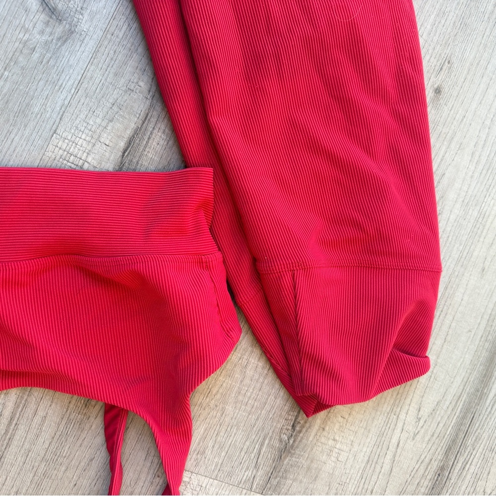 Beach Riot Red workout set - Picture 2 of 2